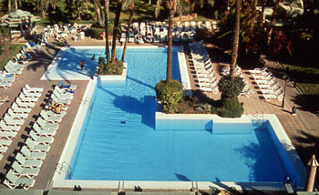 Vue sur la piscine de l'hotel Kenzi marrakech hotel - kenzi farah marrakech