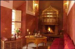 Le salon avec cheminée riads marrakech - Riad Chorfa